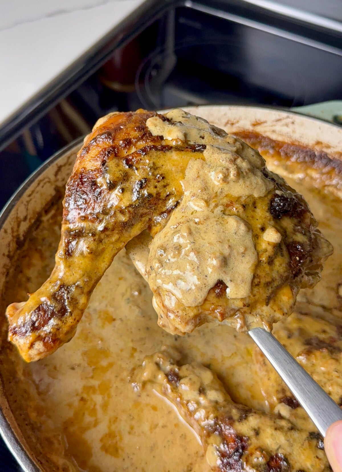 Tender, flavorful chicken au poive ready to be served.