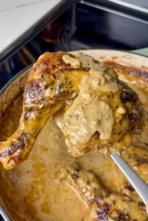 Tender, flavorful chicken au poive ready to be served.